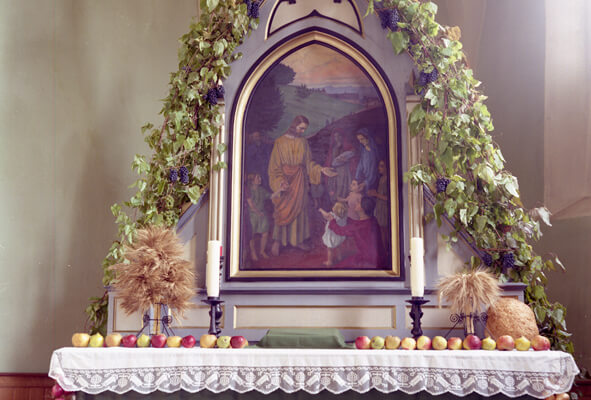 Der Altar in der evangelischen Kirche in Neudorf.