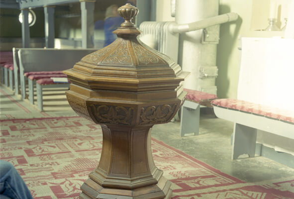 The baptismal font in the evangelic church in Nou Sasesc.