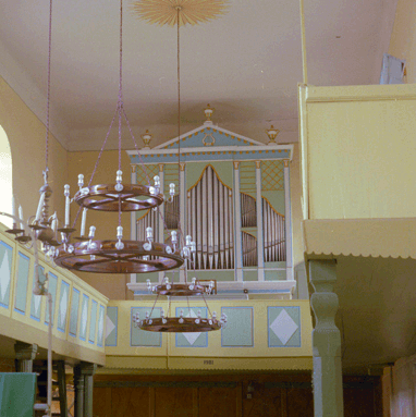The organ in the churchcastle in Stejarisu.