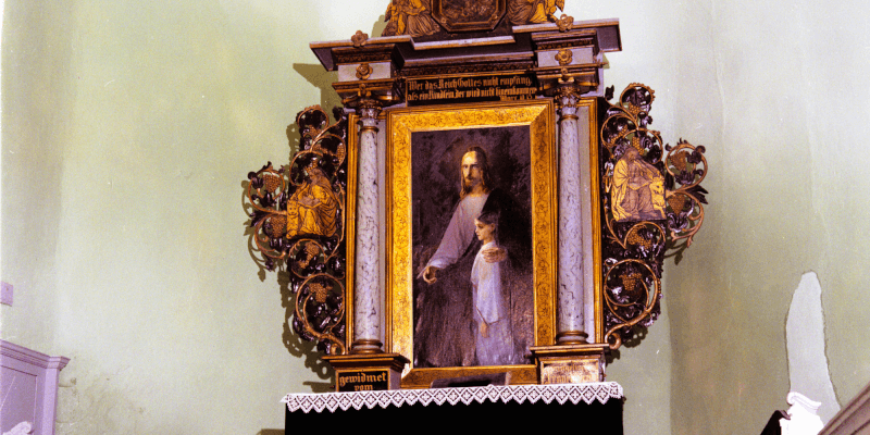 Der Altar in der Kirchenburg in Seligstadt.