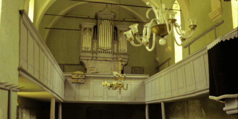 The organ in the fortified church in Selistat.