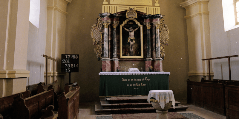 Der Altar in der Kirchenburg in Bekokten.