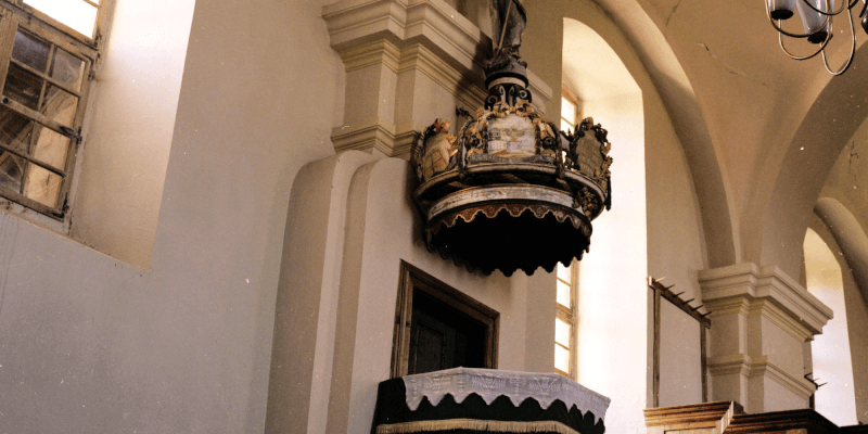The pulpit in the fortified church in Barcut.