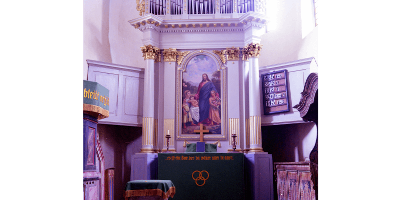 Der Altar in der Kirchenburg in Deutschweißkirch.