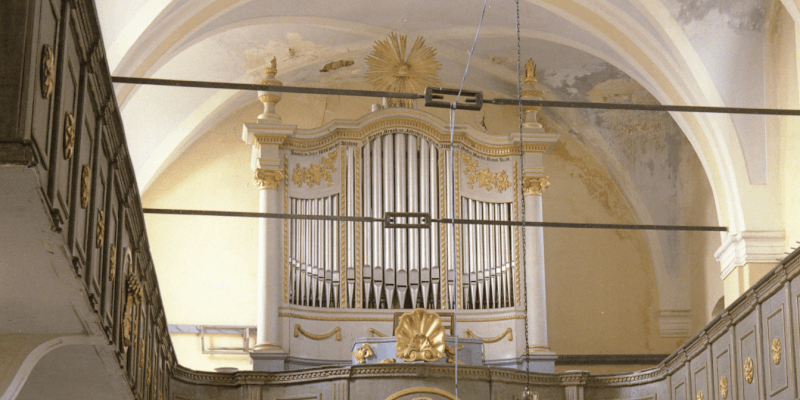 Die Orgel in der Kirchenburg in Holzmengen.