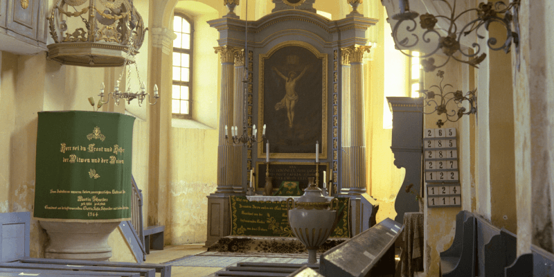 Der Altar in der Kirchenburg in Holzmengen.