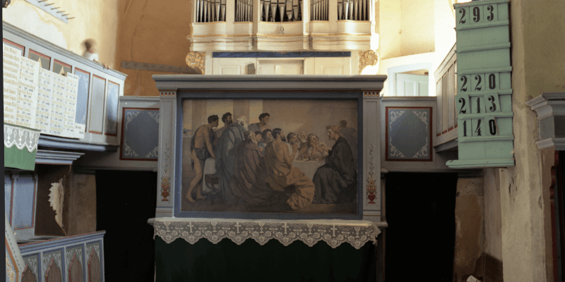 Der Altar in der Kirchenburg in Henndorf.