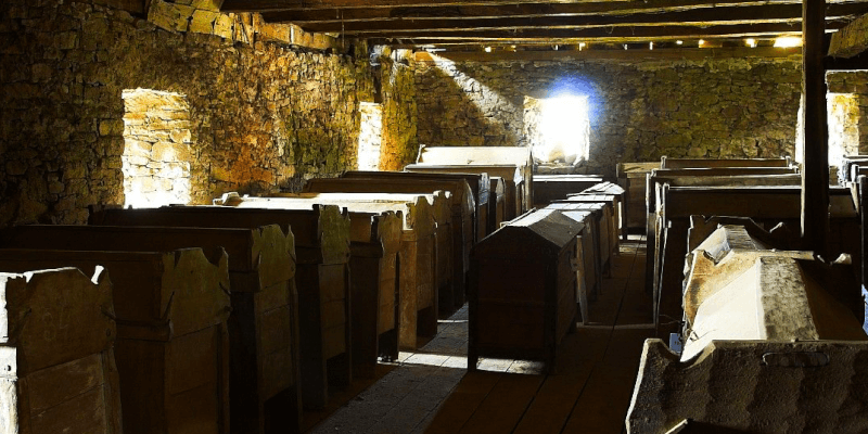 Die Truhen in der Kirchenburg in Henndorf.