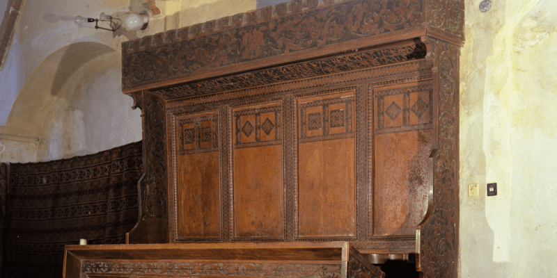 The benches in the fortified church in Bagaciu.