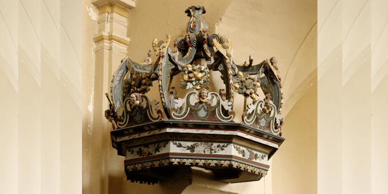 The pulpit in the castle of the church in Daia