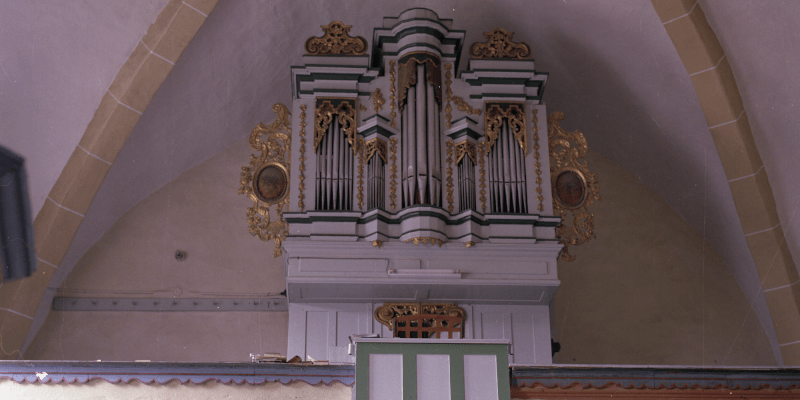 Die Orgel in der Kirchenburg in Frauendorf.