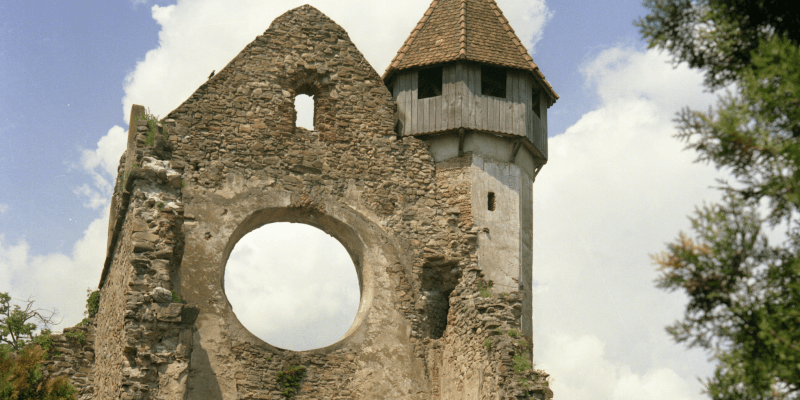 Das Westportal der Kirche in Kerz Siebenbuergen