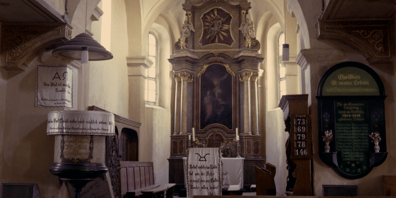 Der Altar in der Kirche in Burgberg Siebenbürgen