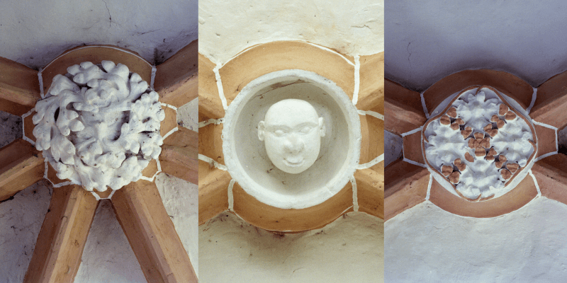 Die Kirchenburg in Moardas, Mardisch, Siebenbuergen, Rumaenien beeindruckt durch ihre einzigartige Bauplastik.