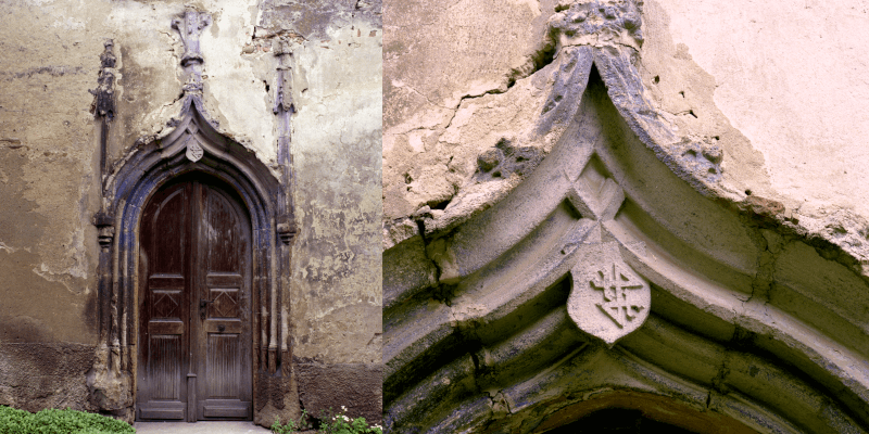 Das gotische Westportal in der Kirchenburg in Waldhütten, Valchid in Siebenbürgen