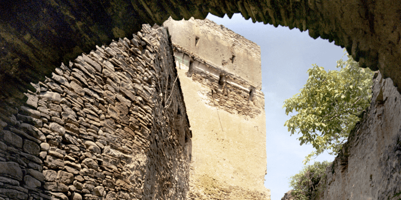 Zona portii castelului taranesc din Saschiz in Transilvania