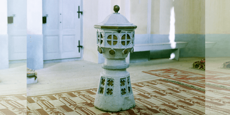 Das Taufbecken in der Kirchenburg in Nadesch/Nadis in Siebenbuergen