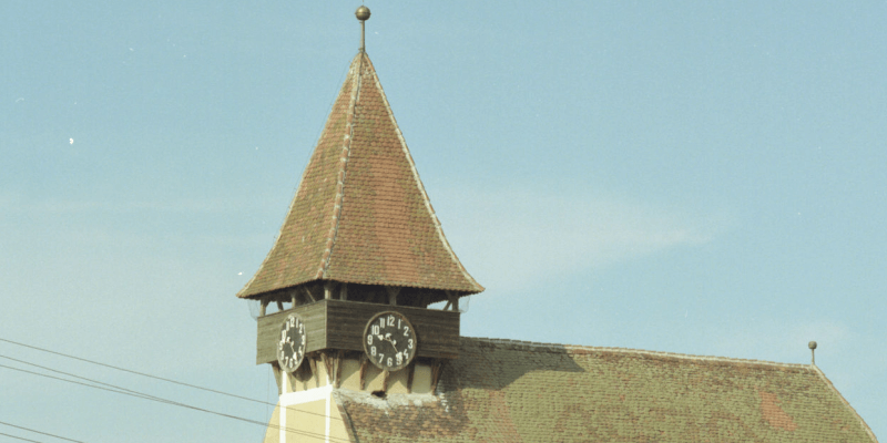 Glockenturm und Turmuhr der Kirchenburg in Reussmarkt/Miercurea Sibiului in Siebenbuergen