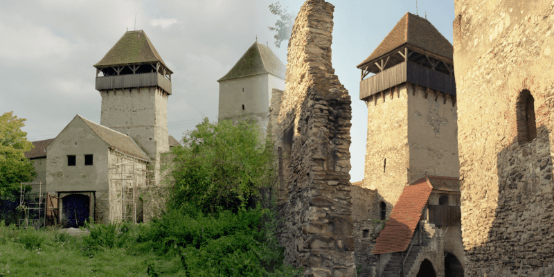 Turnul de poarta al bisericii fortificate de la Calnic din Transilvania