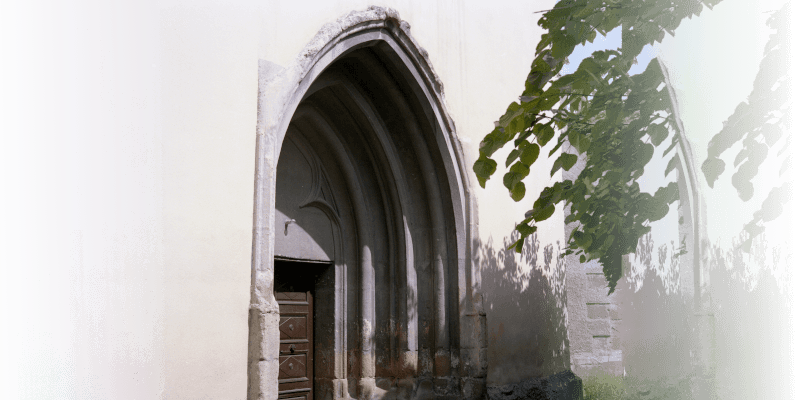 Das Portal der Kirchenburg in Weidenbach/Ghimbav in Siebenbürgen