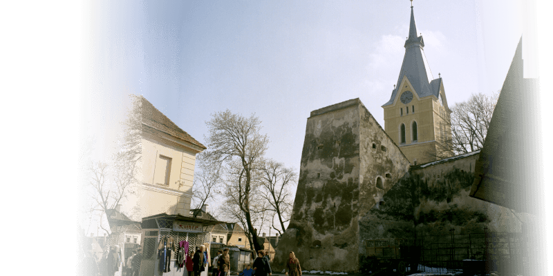 Turnul clopotnita al bisericii fortificate din Codlea in Transilvania