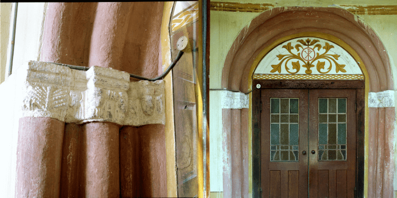Portalul romanic al bisericii fortificate din Codlea in Transilvania
