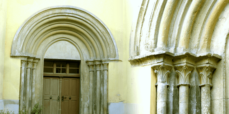 Das Westportal der Kirchenburg in Neustadt/Christian bei Kronstadt/Brasov in Siebenbürgen