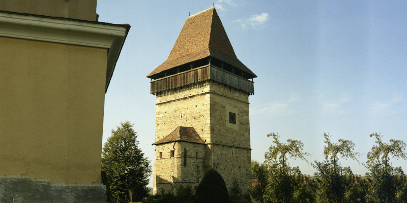 Der Turm der Wehrmauer an der Kirche in Mettersdorf/ Dumitra in Siebenbürgen