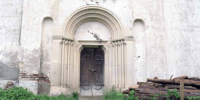 Das westportal der romanischen Kirche in Mönchsdorf/Herina in Siebenbürgen