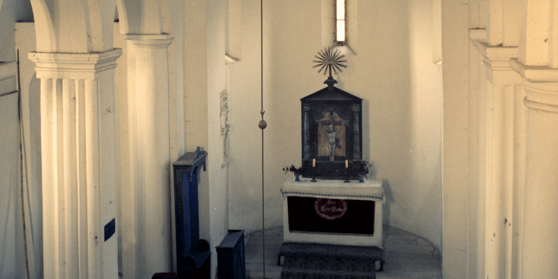 Der Altar in der romanischen Kirche in Mönchsdorf/Herina in Siebenbürgen